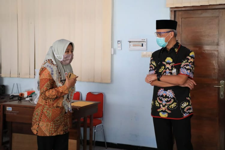 bapak gubernur dan ibu kepala SMK N 8 Semarang